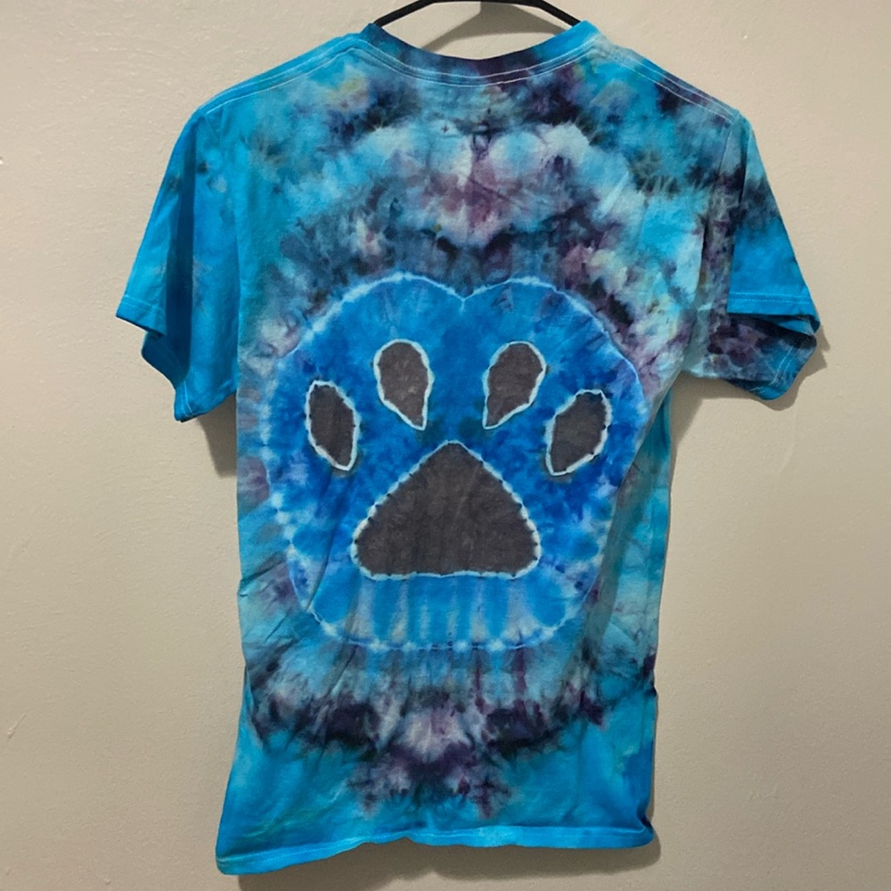 Small adult tye dye shirt, Paw Print design on back. Never worn